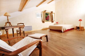 2 bedrooms, desk, iron/ironing board, travel cot