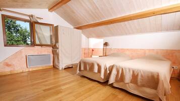 2 chambres, bureau, fer et planche à repasser, lit parapluie