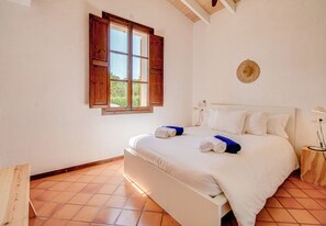 3 bedrooms, in-room safe, iron/ironing board, free WiFi