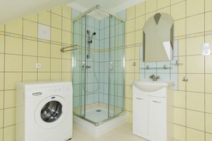 Regadera, secadora de cabello, toallas, shampoo 