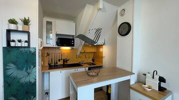 Réfrigérateur, micro-ondes, plaque de cuisson, cafetiÚre/bouilloire