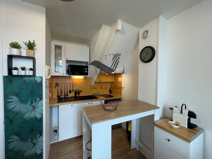 Fridge, microwave, stovetop, coffee/tea maker