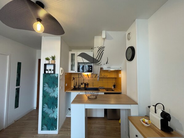 Réfrigérateur, four à micro-ondes, surface de cuisson, cafetière-théière