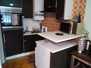 Réfrigérateur, four à micro-ondes, un four, surface de cuisson