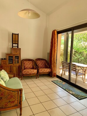 Télévision, lecteur de DVD, livres, vidéothèque