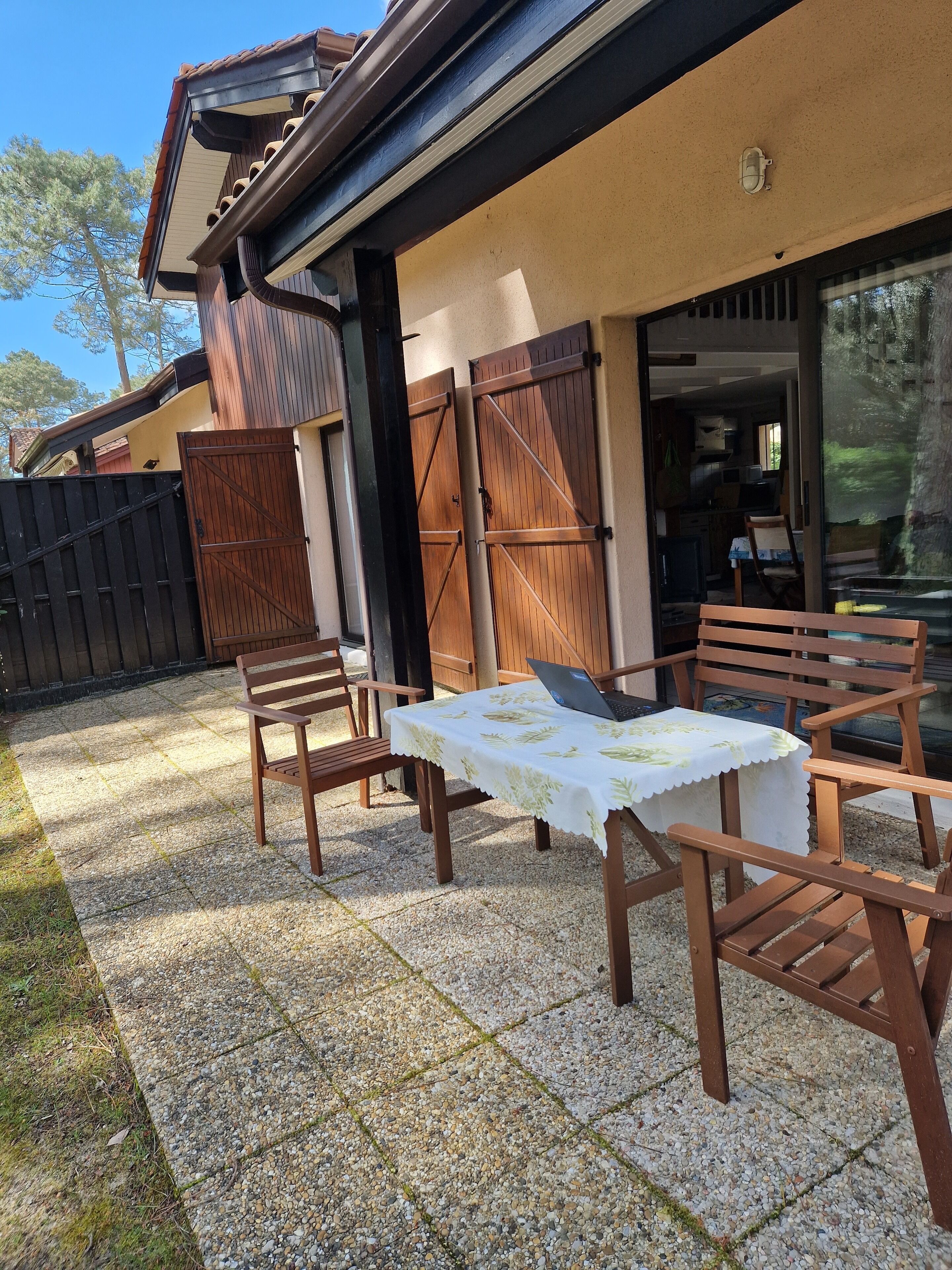 屋外ダイニングエリア