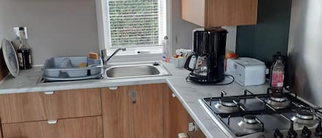 Refrigerador, microondas, horno y parrilla de estufa