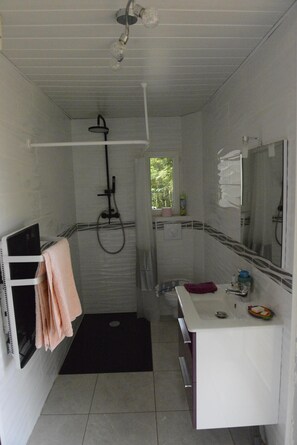 Shower, towels, soap, toilet paper - Large independent studio near Bordeaux (Ambarès-et-Lagrave)