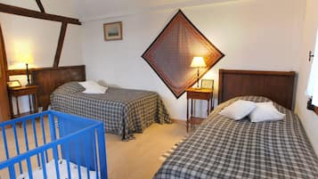 3 slaapkamers, een strijkplank/strijkijzer, gratis wifi, beddengoed