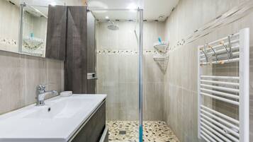 Shower, free toiletries, hair dryer, towels
