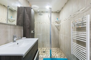 Shower, free toiletries, hair dryer, towels - SMALL RELAXATION CORNER (Seyresse)