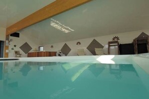 Piscina coperta, una piscina riscaldata