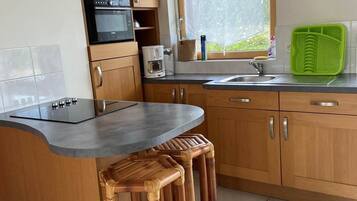 Réfrigérateur, micro-ondes, four, cafetiÚre/bouilloire