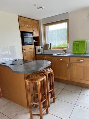 Fridge, microwave, oven, coffee/tea maker - Gîte Cerise Confort 4 persons (Plouarzel)