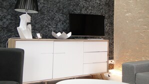 TV, DVD-spiller, bøker og kontorer