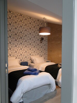 3 chambres, bureau, fer et planche à repasser, lit parapluie