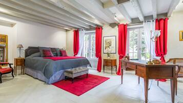 2 chambres, coffres-forts dans les chambres, bureau