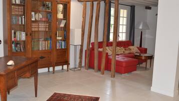 TV, DVD player, livros, aparelho de som