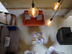 Fernseher, Kamin, Bücher