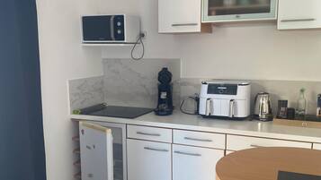 Kaffetrakter/tekoker, kjøleskap, mikrobølgeovn og kokeplater