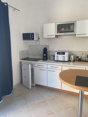 Coffee/tea maker, fridge, microwave, stovetop - We will welcome you in a typical village in the heart of Provence (Aurons)