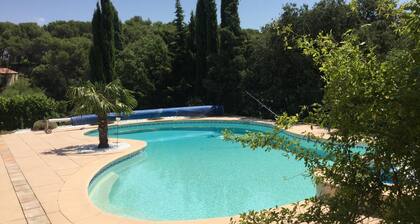 Wir begrüßen Sie in einem typischen Dorf im Herzen der Provence