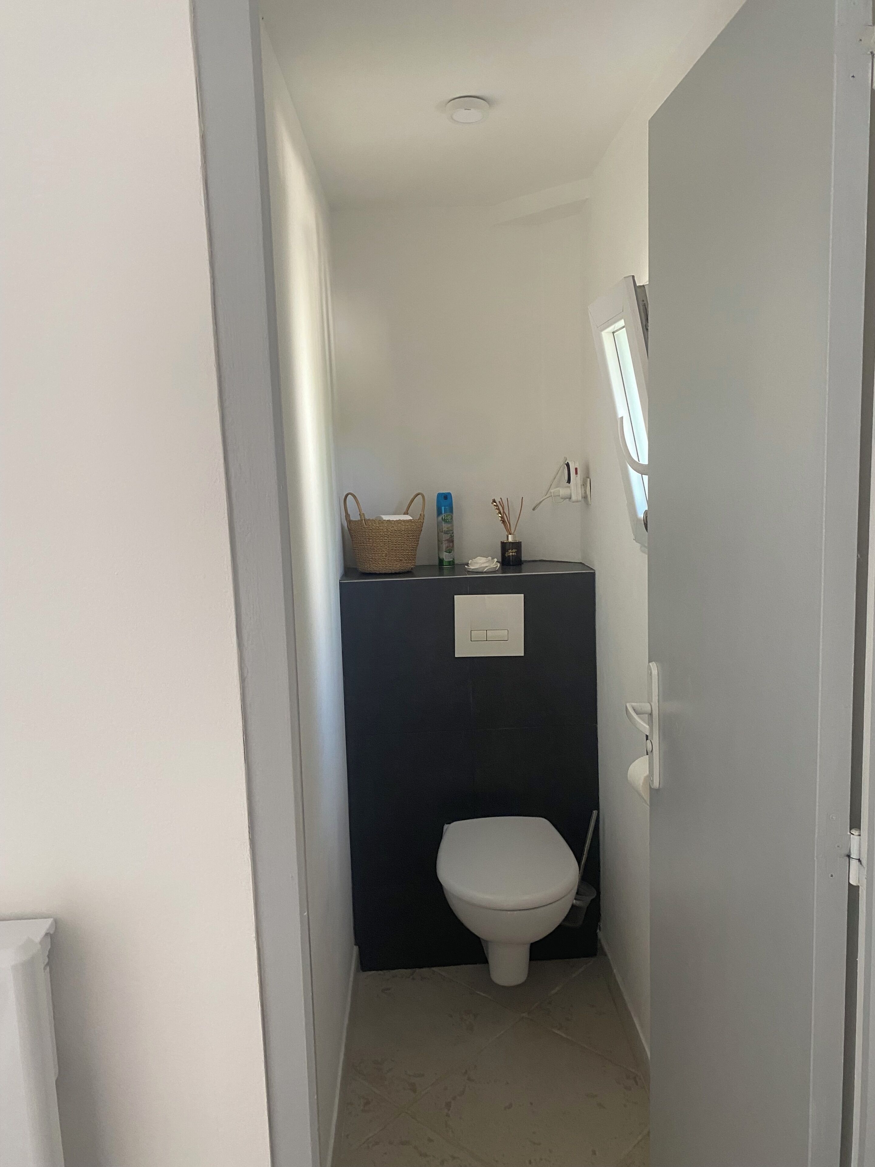 Een haardroger, handdoeken, zeep, toiletpapier