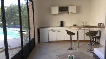 Frigorífic, microones, placa de cuina i cafetera i tetera