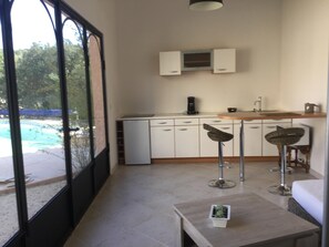 Fridge, microwave, stovetop, coffee/tea maker - We will welcome you in a typical village in the heart of Provence  (Aurons)