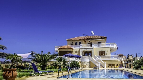 Outdoor pool - Magnificent villa with pool between sea and mountains (kounoupidiana)