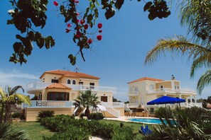 Exterior - Magnificent villa with pool between sea and mountains (kounoupidiana)