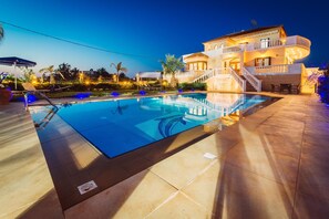 Outdoor pool - Magnificent villa with pool between sea and mountains (kounoupidiana)