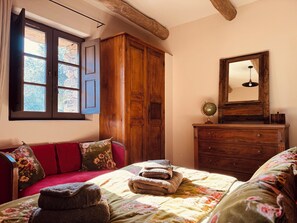 2 chambres, bureau, fer et planche à repasser, lit parapluie