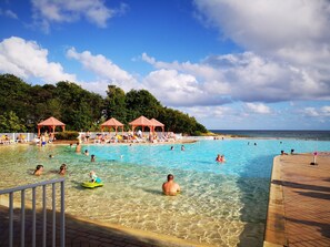 Pool - Fully equipped studio in a residence by the sea (saint-francois)