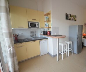 Fridge, microwave, stovetop, dishwasher - Fully equipped studio in a residence by the sea (saint-francois)