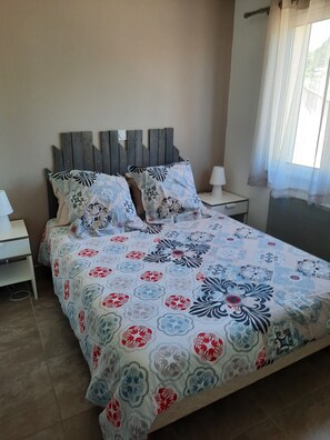 2 quartos, cofres nos quartos, escrivaninha