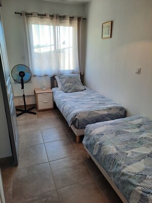 2 bedrooms, in-room safe, desk, iron/ironing board - Gite Oléa, surrounded by olive trees with private heated pool (Manosque)