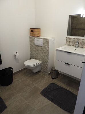 Shower, hair dryer, towels, soap - Gite Oléa, surrounded by olive trees with private heated pool (Manosque)