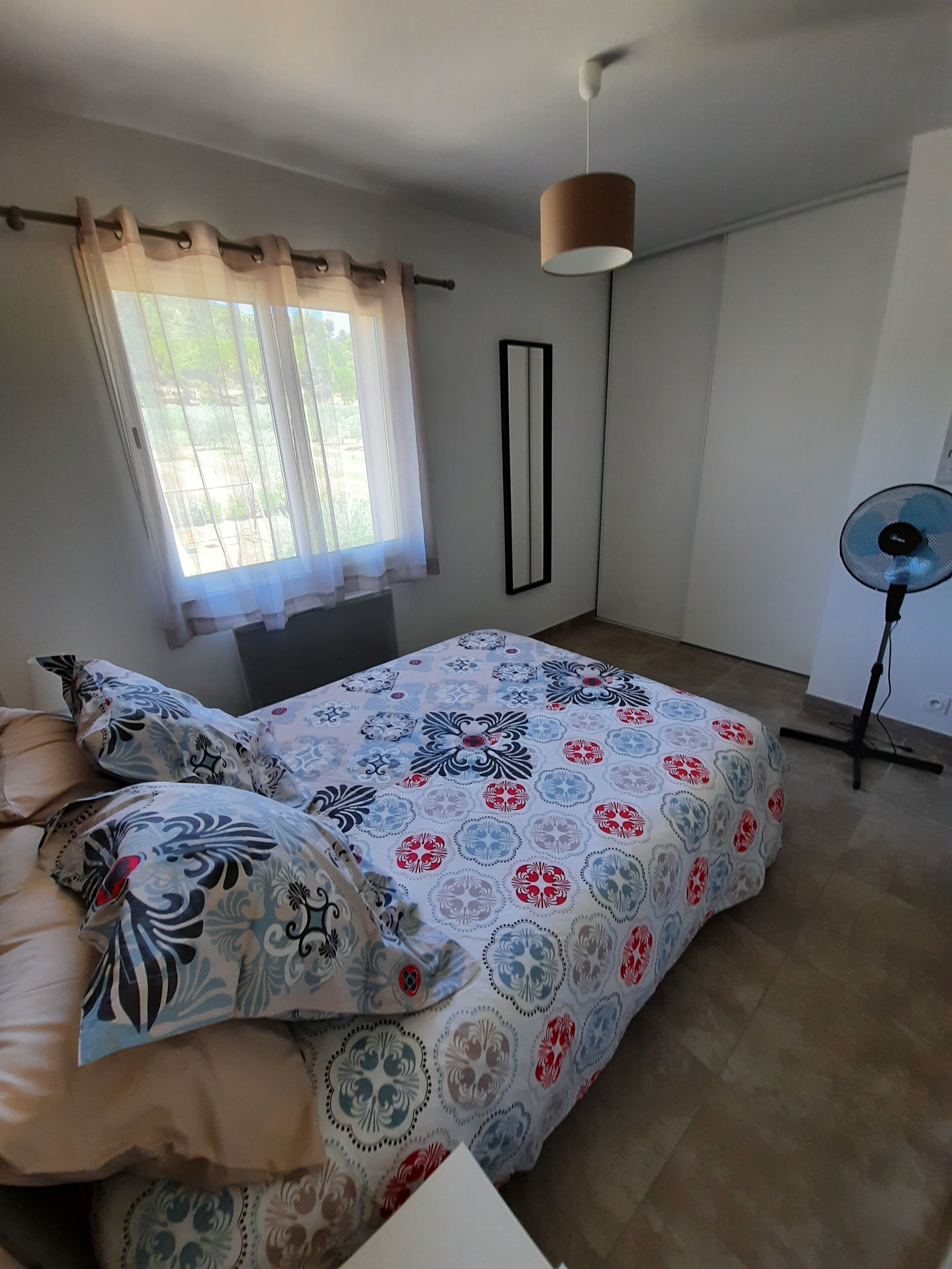 2 slaapkamers, een kluis op de kamer, een bureau