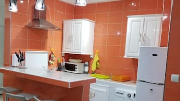 Frigorifero, microonde, forno, bollitore elettrico