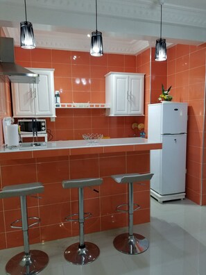 Refrigerador, microondas, horno, tetera/pava eléctrica