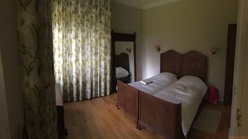 5 Schlafzimmer, Schreibtisch, Bügeleisen/Bügelbrett, kostenloses WLAN