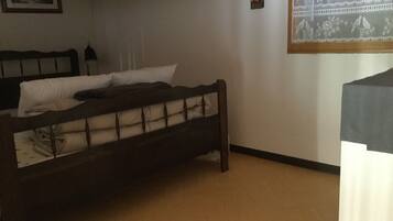 1 chambre, fer et planche à repasser