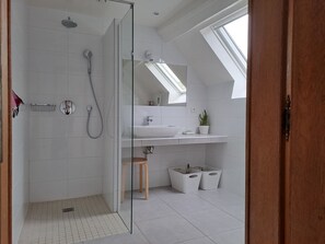 Sèche-cheveux, serviettes fournies, savon, papier toilette