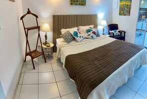 1 habitación, tabla de planchar con plancha y cuna de viaje 