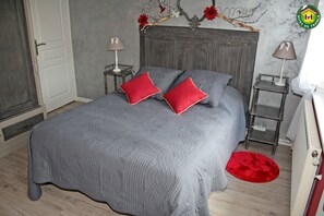 2 bedrooms, iron/ironing board, WiFi