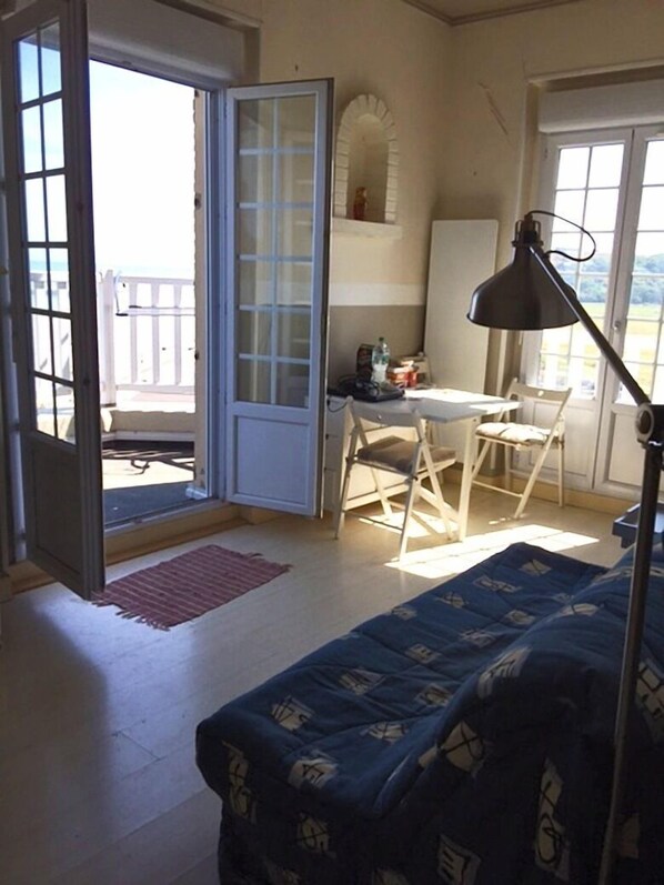 A room with a bed, a desk, and a chair. There is a window with a view of the outside. - Exceptional 180 ° view at Veulettes sur Mer - Normandy (Veulettes-sur-Mer)