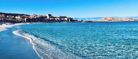 Una spiaggia nelle vicinanze