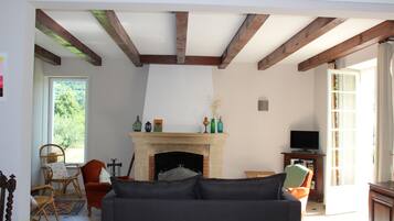 Televisión, reproductor de DVD, tenis de mesa y biblioteca musical