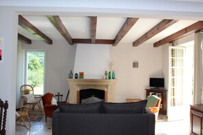 Télévision, lecteur de DVD, table de tennis de table, médiathèque